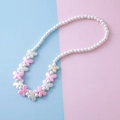 Collar de mariposas de acrílico colorido para niñas con perlas iridiscentes rosa y blanco - Collar