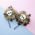 Halloween Haarreif mit goldenen Kugeln, Paillettensternen und Totenkopf auf buntem Grund - Weiß Totenkopf