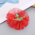 Detail van een kerst haarband van rood gaas met gouden Merry Christmas tekst - Ronde Mesh Haarclip
