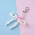 Colgante de lazo de perlas hecho a mano con cuentas rosas y cierre de mosquetón - Estilo Perla Blanca 6mm
