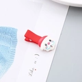 Detalle de pinza navideña para niña con figura de Papá Noel sobre cinta de color rojo - Pinza Sombrero Papá Noel
