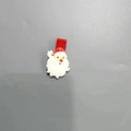 Détail d'une pince à cheveux de Noël avec Père Noël en résine et base en tissu rouge - Père Noël
