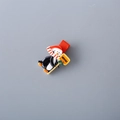 Detail der Weihnachts-Pinguin Haarspange mit Harzbeschichtung und Nordpol-Schild - Pinguin