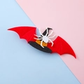 Pinza de pelo para Halloween con alas de murciélago rojas, sombrero y una araña blanca - Araña