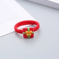 Detalle de una goma elástica roja para el pelo con un adorno de caja de regalo de Navidad - Coletero de Regalo