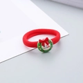 Detalle de goma de pelo roja con un colgante de corona verde de Merry Christmas - Goma Guirnalda Navidad