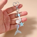 Detalle del llavero de cola de sirena con estrella de mar, conchas y dijes azules - Azul