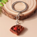 Vue détaillée d'un porte-clés gaufre créatif avec coccinelle sur socle en bois - Style Chocolat (Gaufre aux Fraises)