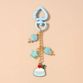Détail d'un porte-clés sucette avec clip en forme de cœur bleu et breloques étoiles - Bleu