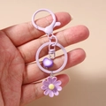 Dettaglio portachiavi con margherita viola ciondolo a cuore e moschettone - Viola