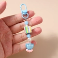 Détail du porte-clés tulipe bleue avec perles acryliques et petit nœud rose - Bleu