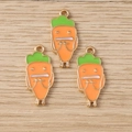 Detalle de dijes de zanahoria con esmalte naranja y anillas de aleación bañadas en oro - Zanahoria