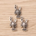 Detailweergave van drie vintage zilveren kreeftbedeltjes voor DIY-sieraden - Kreeft