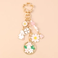 Detail von Hasen- und Kirschblüten-Schlüsselanhänger mit vergoldeten Anhängern und Perlen - Weißer Blumenhase