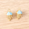 Vista macro di ciondoli a forma di medusa blu con base dorata per accessori gioielli - Oro Blu