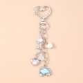 Nahaufnahme von Herz-Karabiner Schlüsselanhänger mit blauer Glitzerwolke und Perlen - Silber Herz Schmetterling Wolke