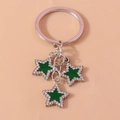 Dettaglio portachiavi a stella d'argento con smalto verde e strass scintillanti - Verde