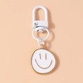 Detail eines minimalistischen Emaille-Smiley-Anhängers mit vergoldetem Federverschluss - Weiß