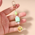 Détail du porte-clés perlé avec breloque citron en émail et fermoir doré - Porte-clés Cube Citron Vert