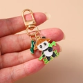 Détail d'un porte-clés panda avec breloque bambou et fermoir mousqueton doré - Étoile Panda