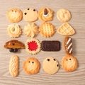 Set van 16 hars voedselbedeltjes waaronder koekjes en croissants voor DIY-knutselen - Gesimuleerde Voedselcollectie Gemengde Stijl / Set van 4
