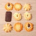 Gedetailleerd bovenaanzicht van diverse miniatuurharskoekjes met Happy Birthday tekst - Gesimuleerde Dessert Gemengde Serie / Set van 4
