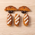 Gedetailleerd beeld van realistische hars bedeltjes in de vorm van brood en croissants - Gesimuleerde Gemengde Broodcombinatie / Set van 4