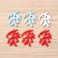 Detail van kleurrijke koraalhangers in blauw wit en rood voor DIY-sieradenaccessoires - Diverse Kleuren Groot Koraal
