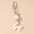 Dettaglio della chiusura argento con perle bianche e ciondolo a fiocco bianco - Fiocco di Perle Grande