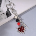 Detalle de llavero gótico con colgante de corazón rojo con espinas y cierre de corazón plata - Plateado Rojo Corazón Espinas