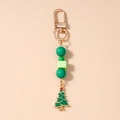 Détail du porte-clés de Noël perlé avec pendentif sapin doré et perles vertes brillantes - Sapin de Noël Perlé