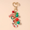 Dettaglio portachiavi natalizio con chiusura a cuore, ghirlanda, bastoncino di zucchero e regali - Caramelle di Natale