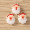 Drie kerstman hangers van hars met metalen ringen voor DIY sieraden maken - Kerstman Stijl