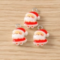 Gedetailleerde close-up van drie schattige hars kerstman bedeltjes voor DIY-sieraden - Schattige Kerstman Stijl