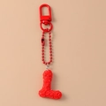 Detail des roten Schlüsselanhängers mit Buchstaben L, Rosenmuster und Karabinerhaken - Rot Buchstabe L