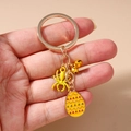 Detailopname van Halloween-sleutelhanger met gele spin en emaille eivormige hangers - Spin Ei Sleutelhanger