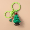 Dettaglio del portachiavi ad albero di Natale 3D con ciondolo in resina e anello in metallo - Albero di Natale verde chiaro