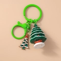 Dettaglio portachiavi albero di Natale con modello 3D in resina e ciondolo in smalto - Albero di Natale verde