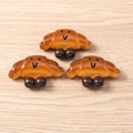 Drie schattige hars croissant bedeltjes met lachende gezichtjes voor DIY-knutselen - Antropomorfe Smiley Croissant Stijl / Set van 4