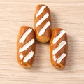 Drie realistische harsbroodbedels in karamel met witte strepen voor doe-het-zelf handwerk - Crème Gestreepte Karamel Brood Stijl / Set van 4