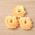 Drie crèmekleurige spiraalbloem hars bedeltjes voor DIY sieraden en telefoonhoesje accessoires - Crème Spiraalbloem Koekje Stijl / Set van 4