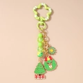Détails du porte-clés de Noël avec sapin, couronnes et perles colorées sur fond beige - Sapin de Noël Floral Perlé