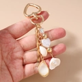 Detalle de llavero dorado con cierre de corazón, perlas y colgantes de estilo marino - Estilo Cadena de Serpiente Perla Concha Corazón