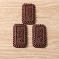Chocolade hars bedeltjes met Happy Birthday reliëf voor DIY-knutselen en hoesjes - Happy Birthday Gegraveerde Chocolade Stijl / Set van 4