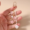 Dettaglio del portachiavi fiori di ciliegio con ciondoli rosa e nappa di perle - Decorazione Floreale In Perla Rosa