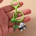 Détail d'un porte-clés panda et bambou vert avec clochette et boucle en D - Panda Mignon avec Bambou