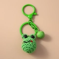 Dettaglio di portachiavi rana a maglia verde con chiusura a molla e piccolo campanello - Rana a Maglia