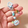 Dettaglio portachiavi color pastello con clip a cuore blu, ciondolo HAPPY e nuvola felice - Nuvola Blu