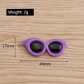 Détail macro d'un pendentif lunettes de soleil en résine violette de 44mm pour bijoux - Lot de 10 / Violet