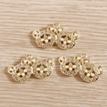 Detalle de colgantes de oso dorado para joyas con perlas blancas y diamantes de imitación - Oso